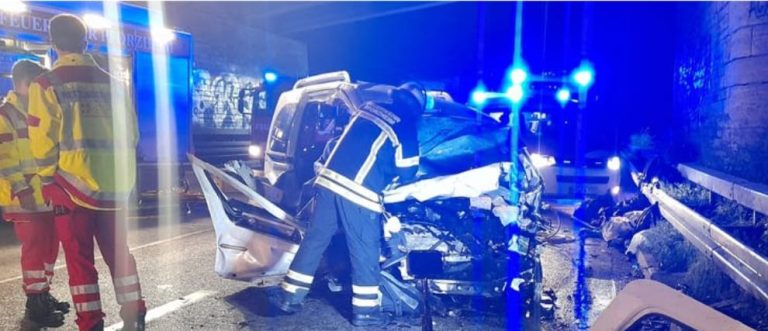 حادث مميت علي ( الطريق السريع ) تسبب فيه سائقون متهورون وفرق الإنقاذ في بفورتسهايم تعالج الموقف ..