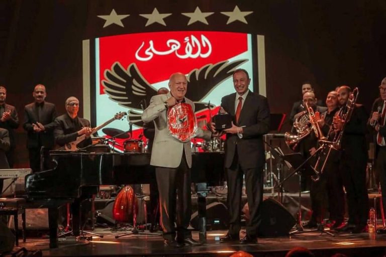 وزير الرياضة يشهد تكريم حسن مصطفى وحسن حمدي ومنحهما “قلادة الأهلي الذهبية”