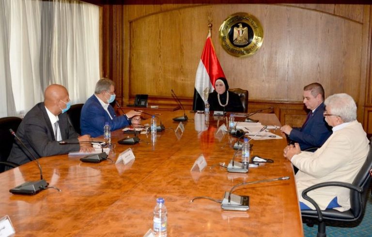 وزيرة التجارة والصناعة تعقد اجتماع موسع مع  منتجى الأدوات الصحية لبحث سبل تنفيذ خطة الدولة  لترشيد استهلاك  المياه بالمنازل والمنشأت الحكومية