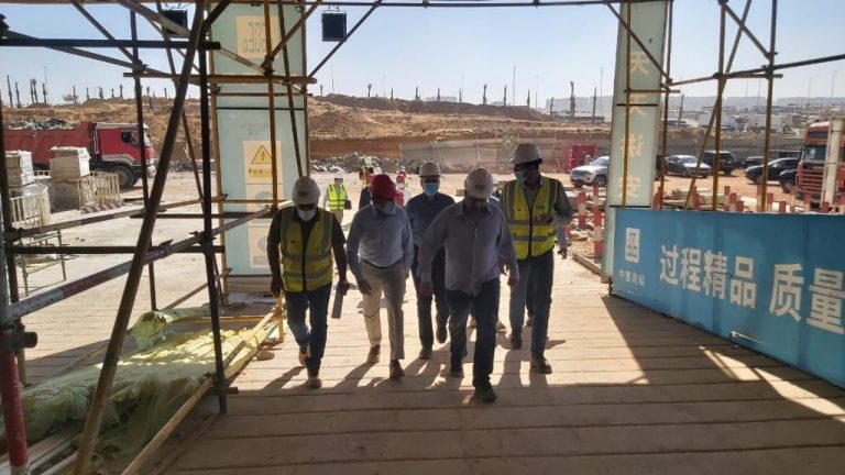 نائب وزير الإسكان يتفقد عينة تشطيبات الوحدات الفندقية والسكنية بالبرج الأيقونى بمنطقة الأعمال المركزية بالعاصمة الإدارية الجديدة