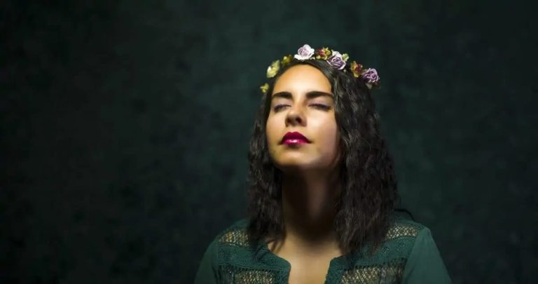 لماذا نري البقع عندما تكون أعيننا مغلقه ؟