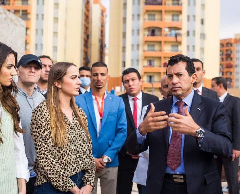 وفد من أعضاء الكونجرس الأمريكي يزور المدينة الشبابية الرياضية بالأسمرات بحضور وزير الشباب والرياضة