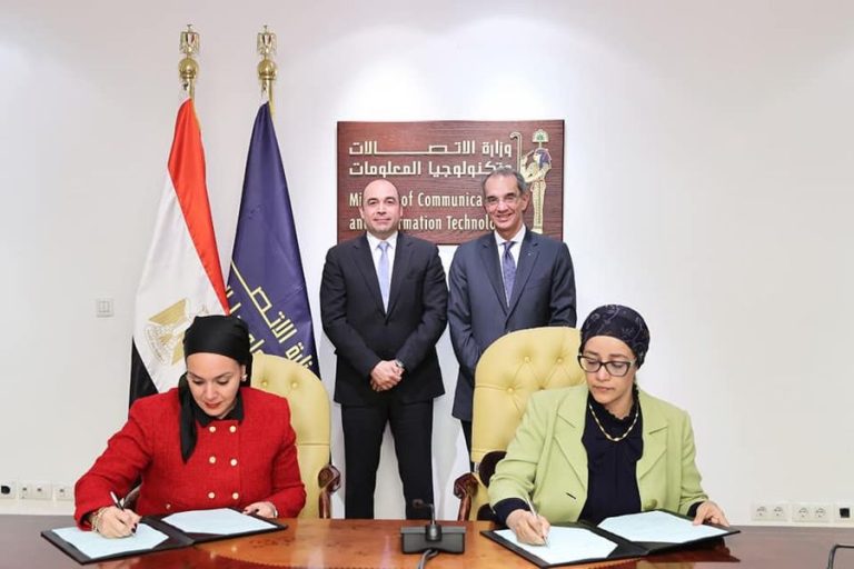 يشهدان توقيع بروتوكول تعاون بين معهد تكنولوجيا المعلومات والبنك العربى الأفريقى الدولى