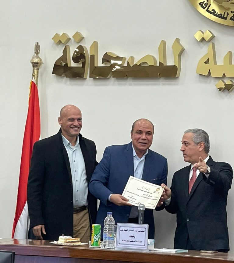 الوطنية للصحافة تحتفل بفوز الكاتب الصحفى “صبرى الديب” بجائزة أفضل مقال خبرى لهذا العام