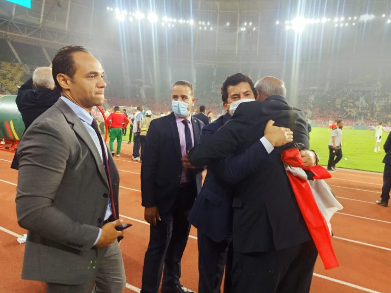 بعد الفوز على الكاميرون والتأهل إلى نهائى البطولة الإفريقية …*وزير الرياضة : لاعبو المنتخب عازمون على الفوز باللقب الثامن وصنع إنجاز جديد وإسعاد الجماهير المصرية *