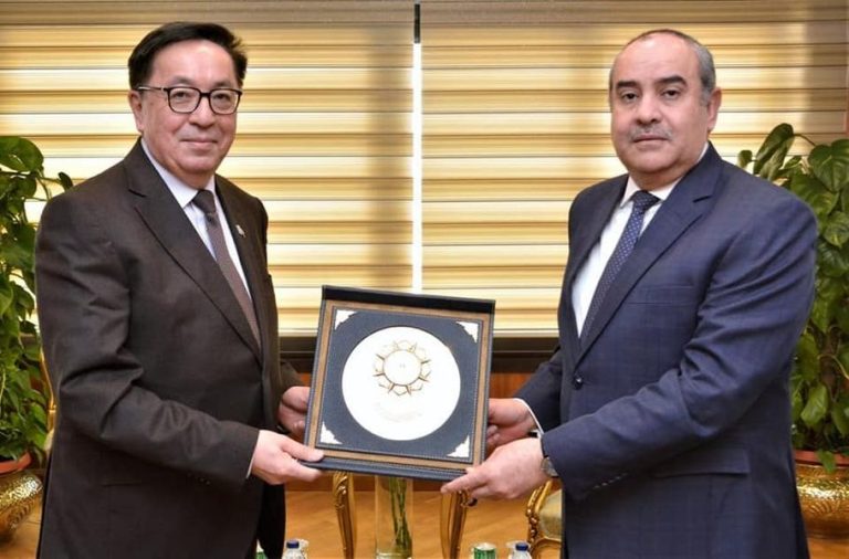 وزير الطيران المدني يستقبل سفير دولة كازاخستان بالقاهرة