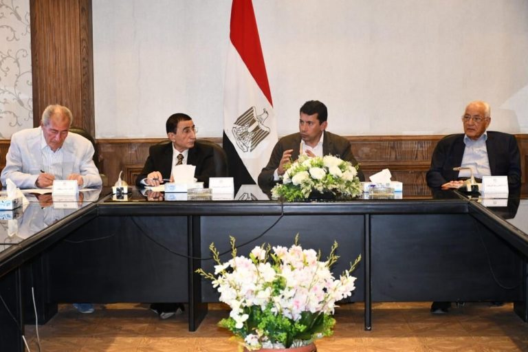 وزير الشباب يعقد اجتماعاً مع وحدة السياسات بكامل هيئتها