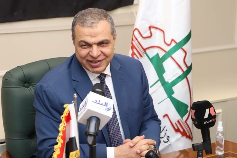 القوى العاملة : تعيين 852 منهم 7 ” قادرون باختلاف ” بقنا