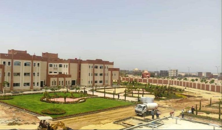 وزير الإسكان يتابع المشروعات الجارية بقطاعي المرافق والخدمات بمدينة طيبة الجديدة
