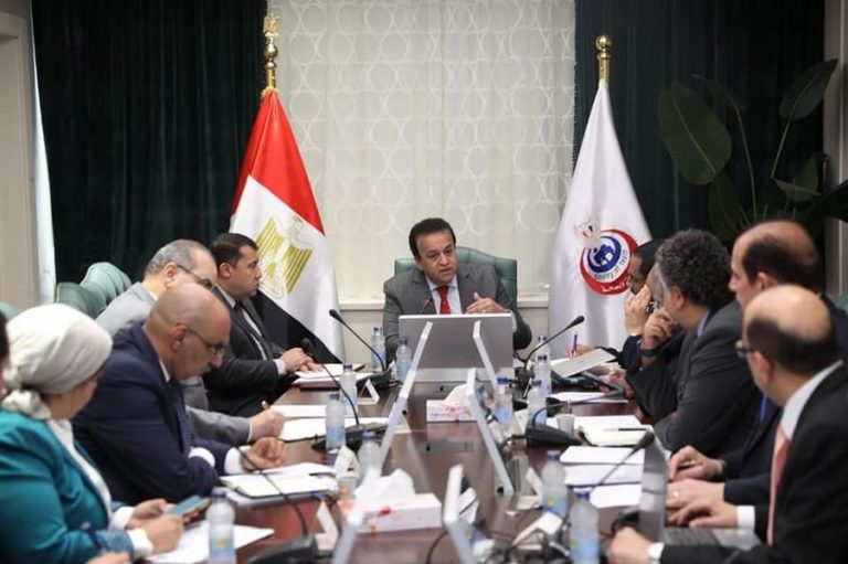 الدكتور خالد عبدالغفار يعقد اجتماعه الأسبوعي لمتابعة سير العمل بوزارة الصحة من مقر الوزارة بالعاصمة الإدارية الجديدة