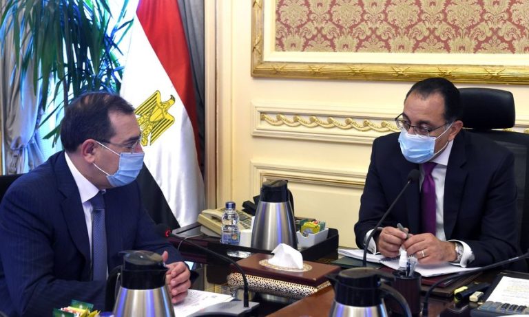 رئيس الوزراء يتابع مع وزير البترول جهود تنفيذ تكليفات السيد الرئيس في عدد من ملفات العمل