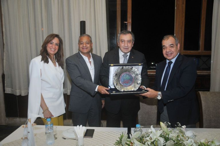 الدكتور عصام شرف رئيس وزراء مصر الأسبق يتحدث عن “صناعة المستقبل” في ندوة بنادي اليخت