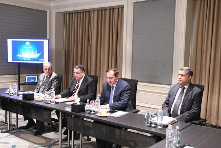 وزير البترول والثروة المعدنية يبحث مع الوفد الاقتصادى الكويتى فرص زيادة الاستثمارات المشتركة                                             