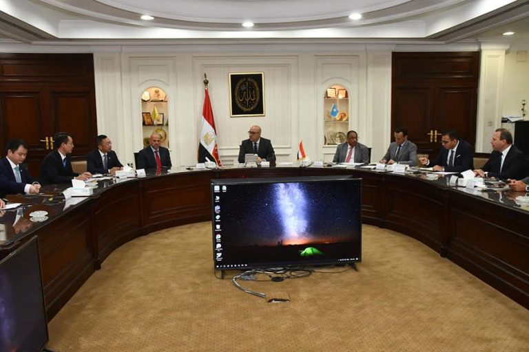 وزير الإسكان يلتقى نائب رئيس الشركة الصينية العامة للهندسة المعمارية لاستعراض الموقف التنفيذي لمشروعى منطقة الأعمال المركزية بالعاصمة الإدارية.. وأبراج الداون تاون بالعلمين الجديدة