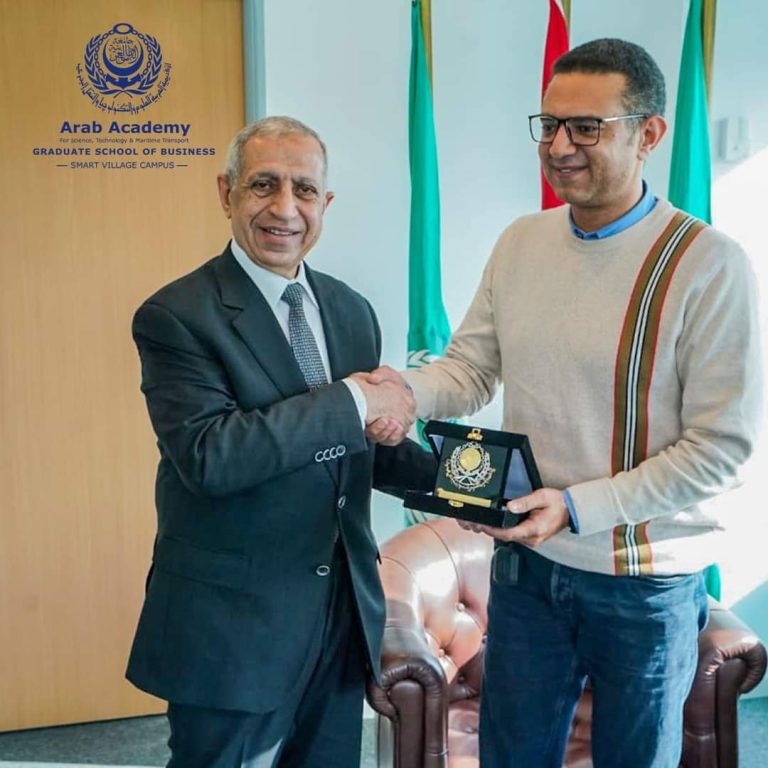 رئيس الأكاديمية العربية يكرم أول مغامر مصري وعربي يدخل موسوعة جينيس على دراجة نارية