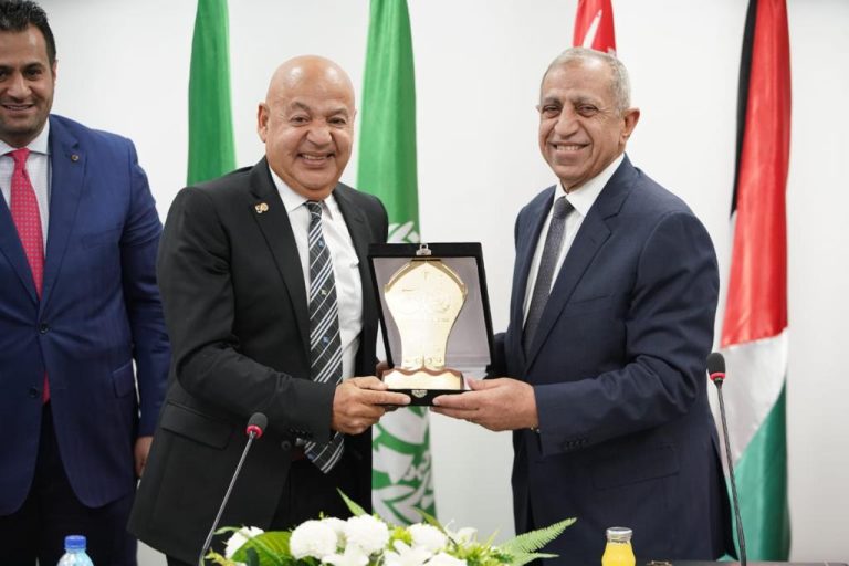 رئيس الأكاديمية العربية يكرم  كبار خبراء جامعة الدول العربية والأكاديمية لجهودهم في إنجاح فعاليات اليوبيل الذهبي