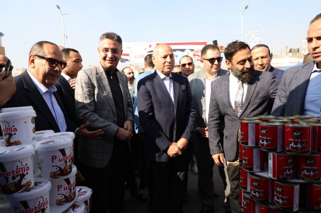 وزير التموين محافظ القاهرة يفتتحان سوق اليوم الواحد بالأميرية