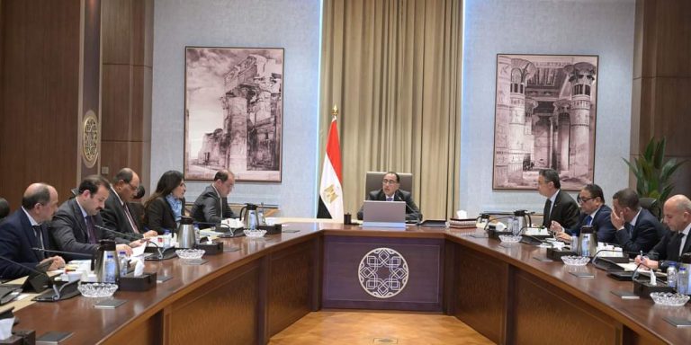 رئيس الوزراء يُتابع الموقف الخاص بتدبير الأقماح
