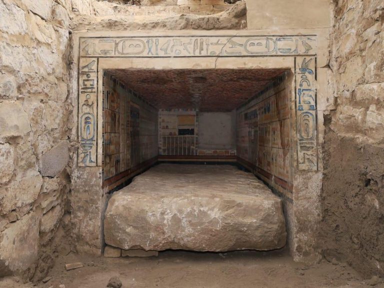 ضبط تابوت أثري نادر بحوزة شخصين في سوهاج قبل بيعه
