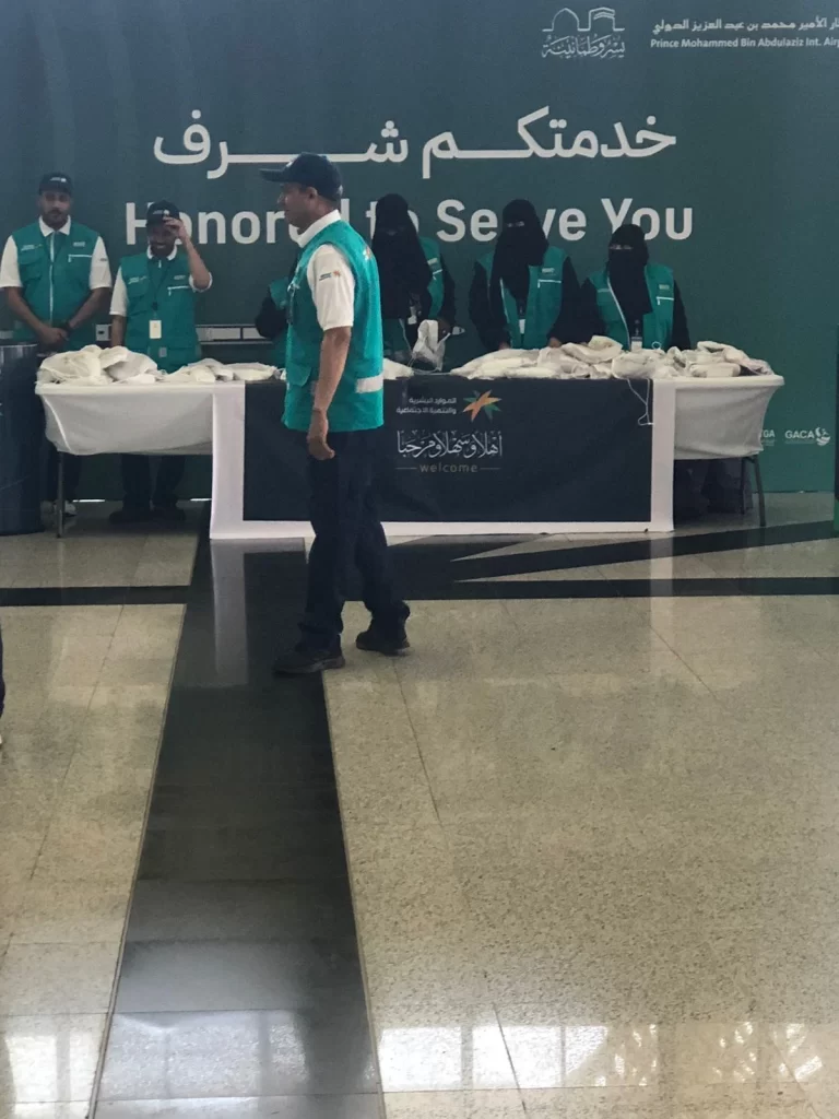 الجهات السعودية تستقبل حجاج التضامن الاجتماعي بالورود والهدايا