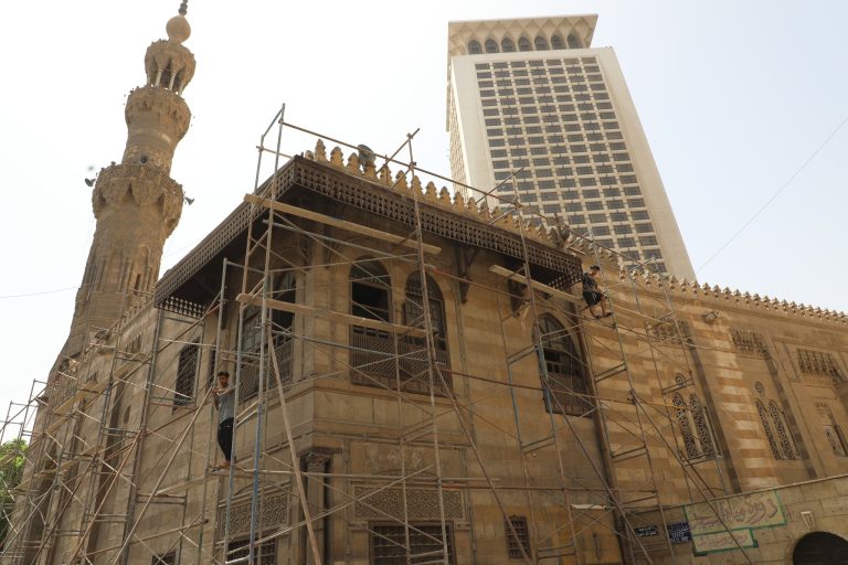 في قلب القاهرة.. أعمال ترميم تعيد الروح لأحد أقدم مساجدها