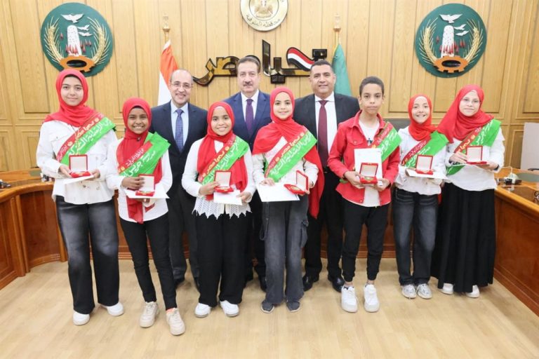 محافظ المنوفية يكرم طلاب “جريس الابتدائية” الفائزين بالمركز الأول في مسابقة أوائل الطلبة