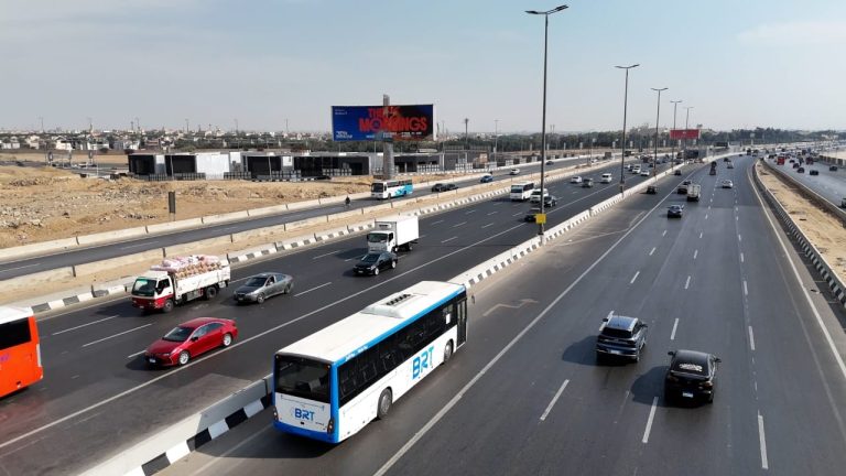 إقبال جماهيري على الأتوبيس الترددي الكهربائي في أول أيام التشغيل التجريبي