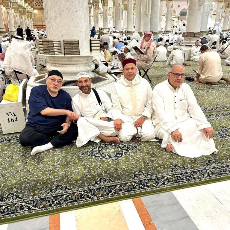 من التاتو للمسجد النبوي”.. أحمد سعد يتوب ويظهر بروحانية مع علماء الدين (بالصور)