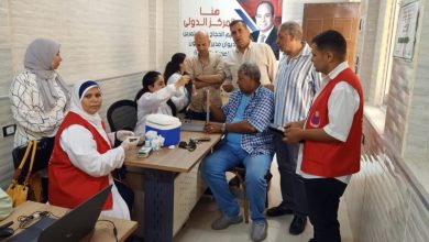 مواطنون مصريون في إحدى نقاط المسح الميداني التابعة لمبادرة 100 مليون صحة لإجراء الفحوصات