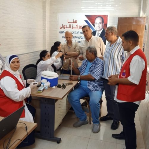 مواطنون مصريون في إحدى نقاط المسح الميداني التابعة لمبادرة 100 مليون صحة لإجراء الفحوصات