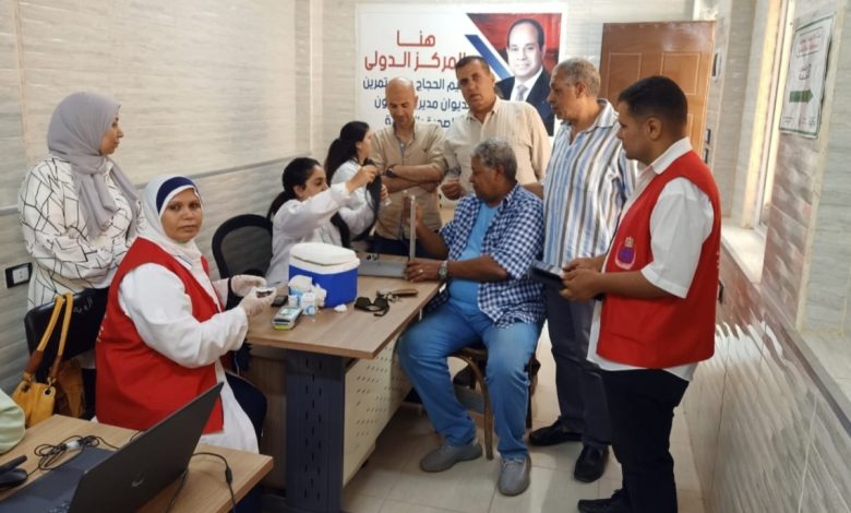 مواطنون مصريون في إحدى نقاط المسح الميداني التابعة لمبادرة 100 مليون صحة لإجراء الفحوصات