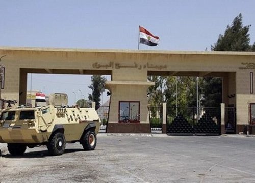 شاحنات المساعدات المصرية تنتظر أمام معبر رفح، دليل على حقيقة إغلاق المعبر من الجانب الآخر