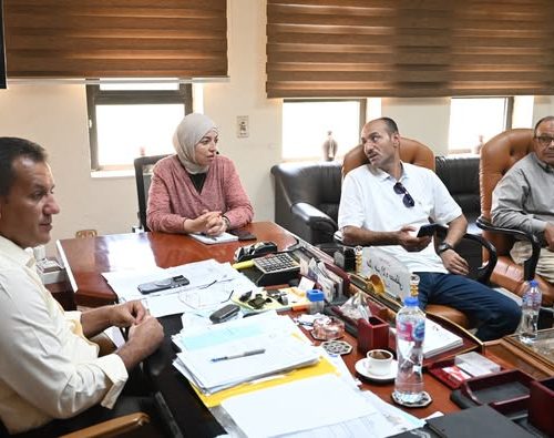رئيس جهاز العاشر المهندس علاء عبد اللاه مصطفى خلال اجتماعه مع مسؤولي المياه والصرف