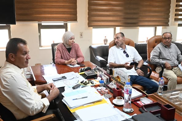 رئيس جهاز العاشر المهندس علاء عبد اللاه مصطفى خلال اجتماعه مع مسؤولي المياه والصرف