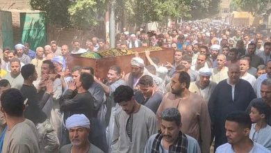 - صورة لجنازة الطفلة فرحة وسط الحشود