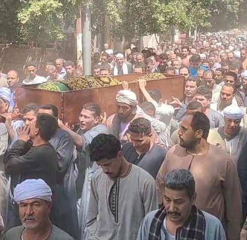 - صورة لجنازة الطفلة فرحة وسط الحشود