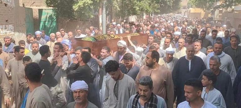 - صورة لجنازة الطفلة فرحة وسط الحشود