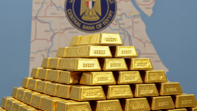 هرم من سبائك الذهب مع خريطة مصر وشعار البنك المركزي المصري