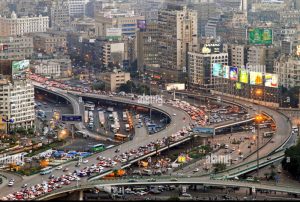 ازدحام مروري صباحي في أحد محاور القاهرة نتيجة غلق الطريق الإقليمي وتحويل الحركة المرورية إلى طرق بديلة.