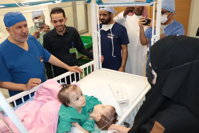 الدكتور عبدالله الربيعة والفريق الطبي مع التوأم سيلين وإيلين قبل بدء عملية فصل التوأم السوري