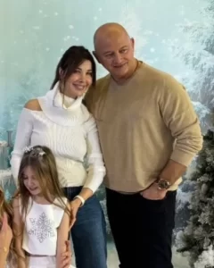 نانسي عجرم وزوجها فادي الهاشم مع بناتهم ميلا وإيلا وليا