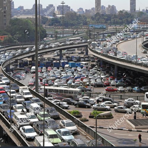 صورة مرورية صباحية تشير إلى التكدس في القاهرة بعد تحويل الحركة بسبب إغلاق الطريق الإقليمي.