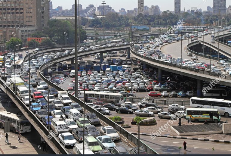صورة مرورية صباحية تشير إلى التكدس في القاهرة بعد تحويل الحركة بسبب إغلاق الطريق الإقليمي.