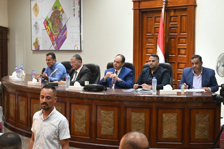 أكثر من 104 ملايين جنيه حصيلة مزايدة علنية بمدينة العاشر من رمضان لطرح أراضٍ زراعية ومحال تجارية وصيدلية