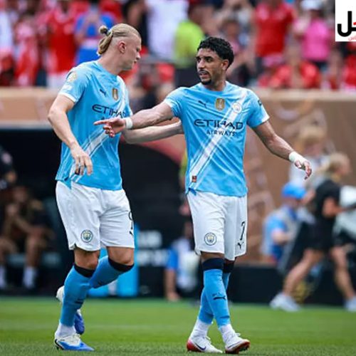 لاعبو مباراة مانشستر سيتي وتوتنهام يتنافسون على الكرة في الدوري الإنجليزي