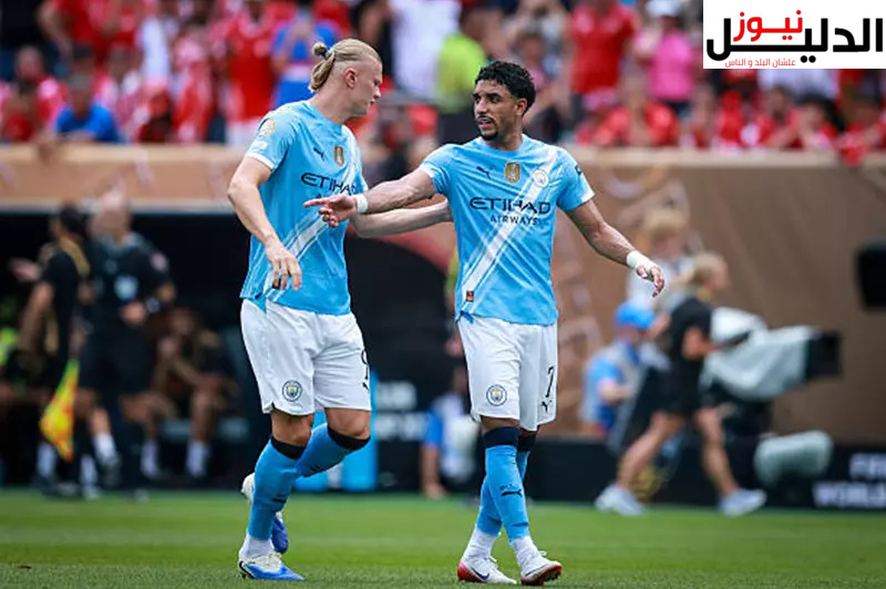 لاعبو مباراة مانشستر سيتي وتوتنهام يتنافسون على الكرة في الدوري الإنجليزي