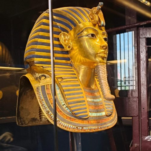 المتحف المصري الكبير افتتاح المتحف المصري الكبير قناع توت عنخ آمون آثار الملك الذهبي الاحتفال بالمتحف المصري الكبير