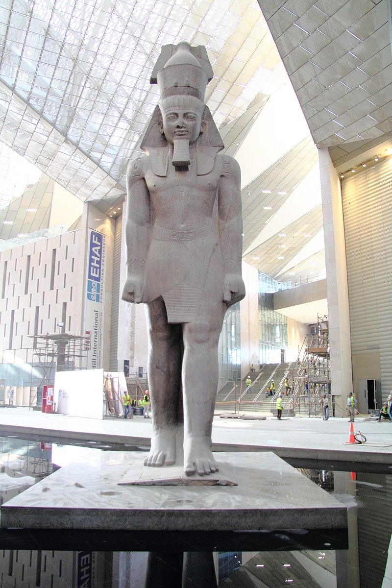 المتحف المصري الكبير افتتاح المتحف المصري الكبير قناع توت عنخ آمون آثار الملك الذهبي الاحتفال بالمتحف المصري الكبير 