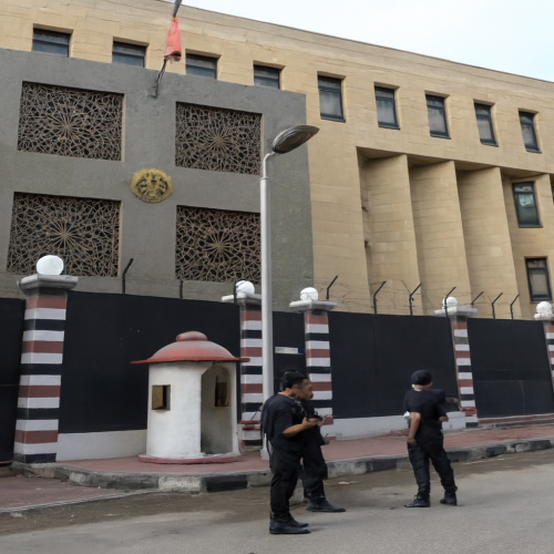 مصطفى بكري، إزالة الحواجز الأمنية أمام السفارة البريطانية في القاهرة، أمن البعثات الدبلوماسية، العلاقات المصرية البريطانية