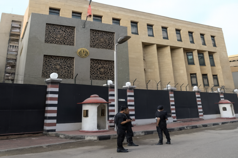 مصطفى بكري، إزالة الحواجز الأمنية أمام السفارة البريطانية في القاهرة، أمن البعثات الدبلوماسية، العلاقات المصرية البريطانية